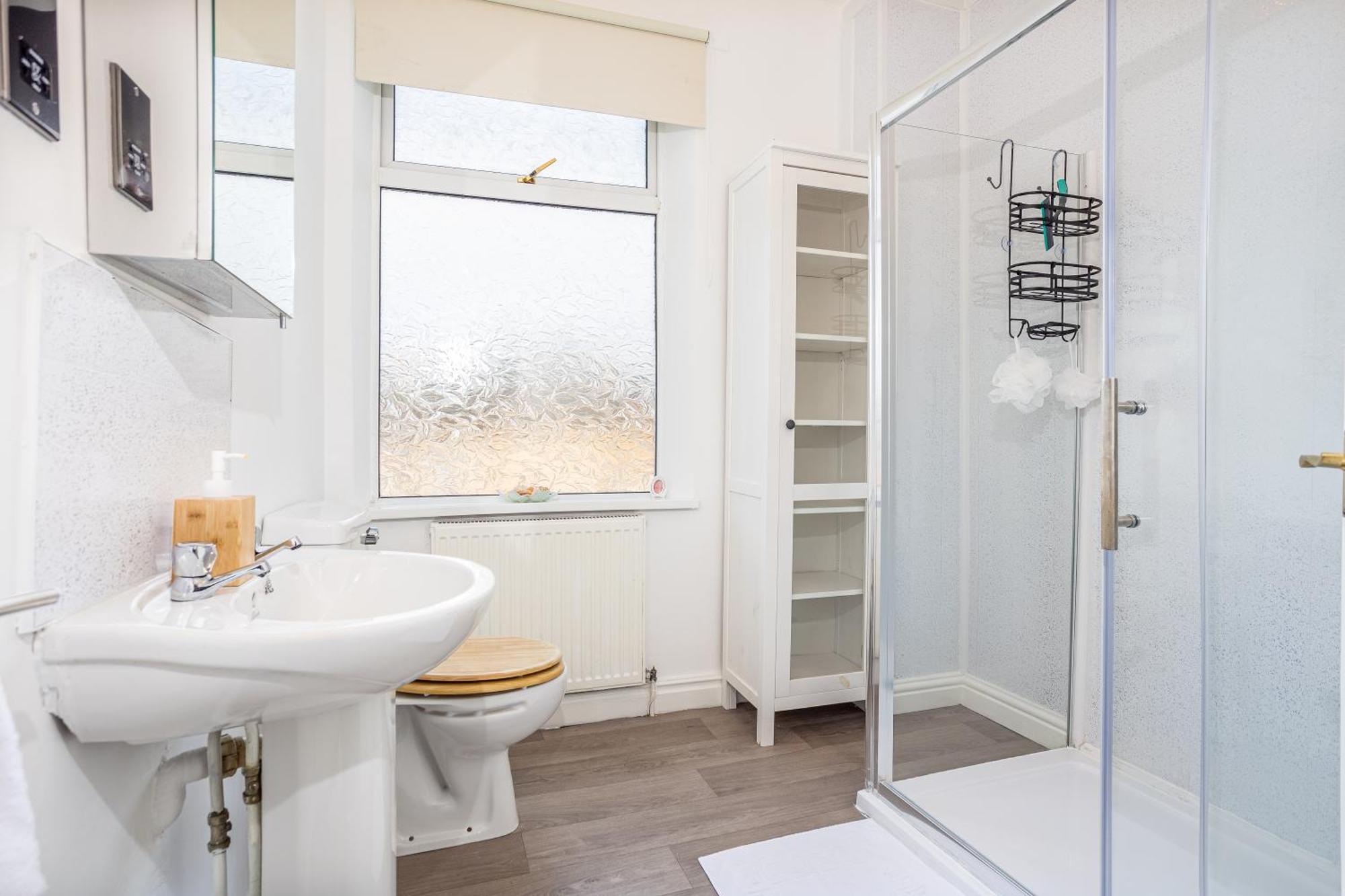 Coronation House By Yourstays - 3 Bedroom House In Newcastle-Under-Lyme Stoke-on-Trent 外观 照片