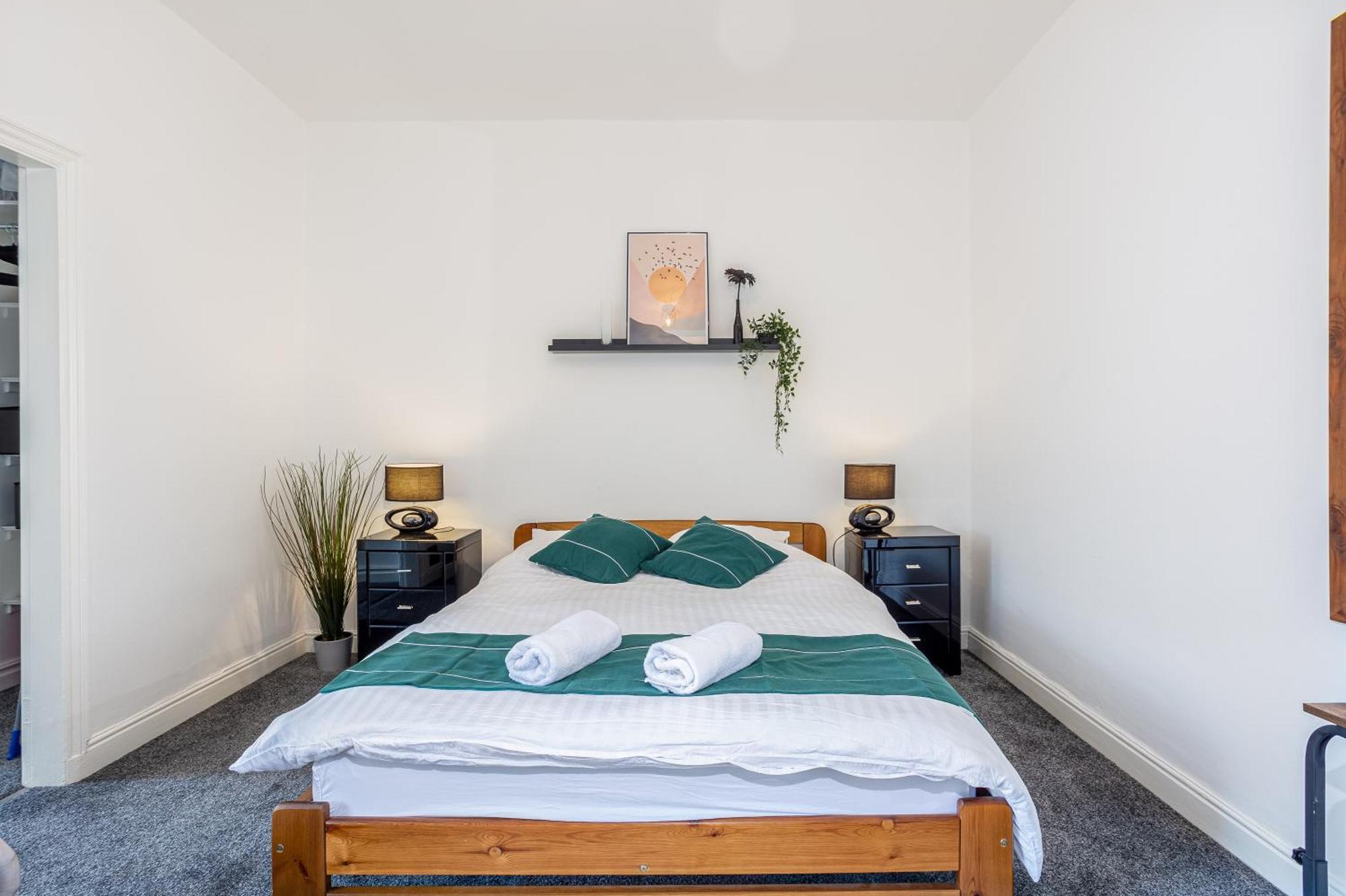 Coronation House By Yourstays - 3 Bedroom House In Newcastle-Under-Lyme Stoke-on-Trent 外观 照片