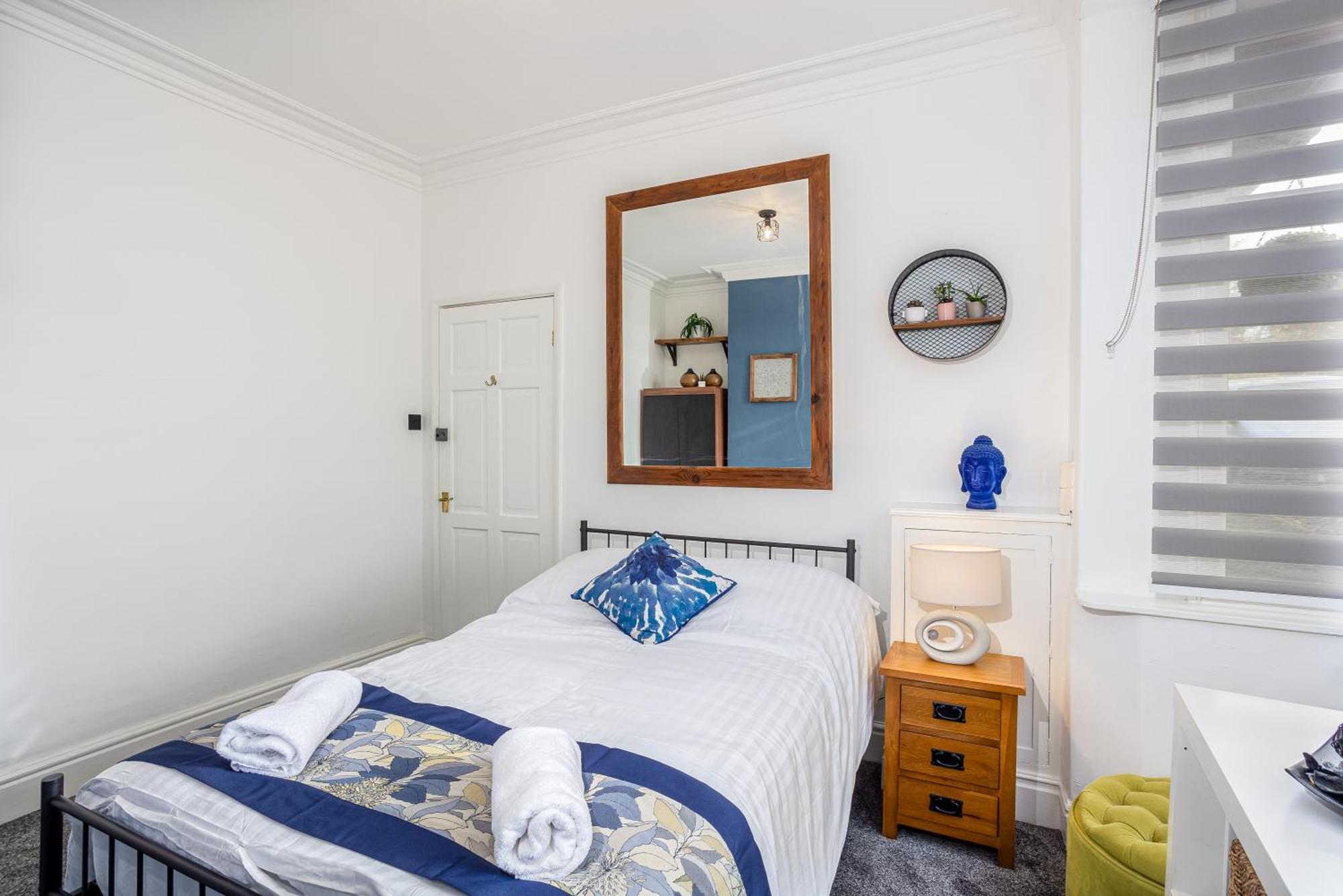 Coronation House By Yourstays - 3 Bedroom House In Newcastle-Under-Lyme Stoke-on-Trent 外观 照片